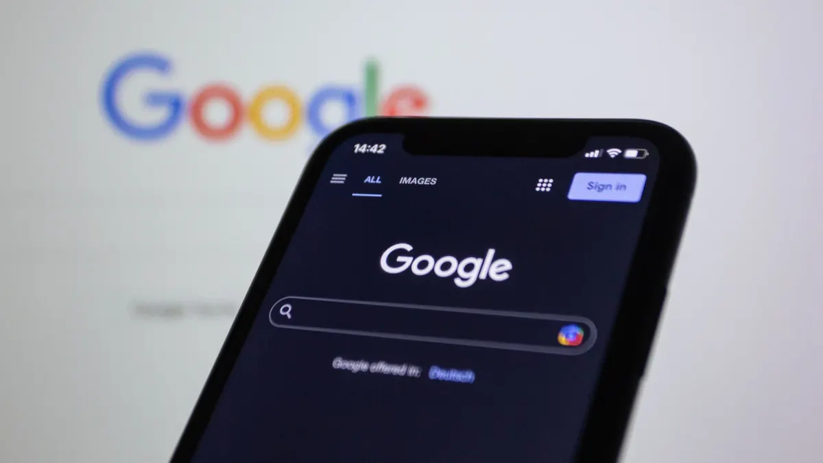 Celular con el buscador de Google abierto