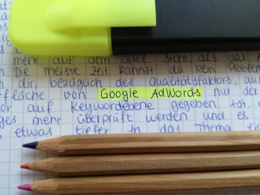 Apuntes de estudio sobre Google AdWords con un destacador